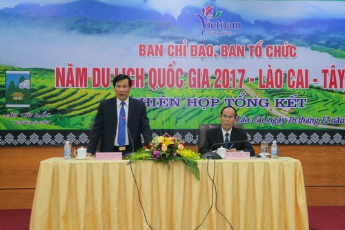  Trưởng Ban Chỉ đạo Năm Du lịch quốc gia 2017, Bộ trưởng Bộ VHTTDL Nguyễn Ngọc Thiện và Phó Chủ tịch UBND tỉnh Lào Cai, Phó Trưởng Ban Thường trực Ban Tổ chức Năm Du lịch quốc gia 2017 Nguyễn Hữu Thể chủ trì phiên họp